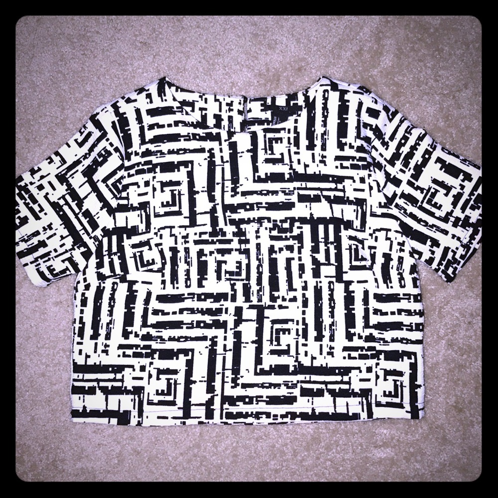 Classy Black/ White Crop Top (L)